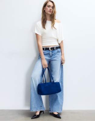 Stradivarius - T-Shirt in Weiß mit U-Boot-Ausschnitt