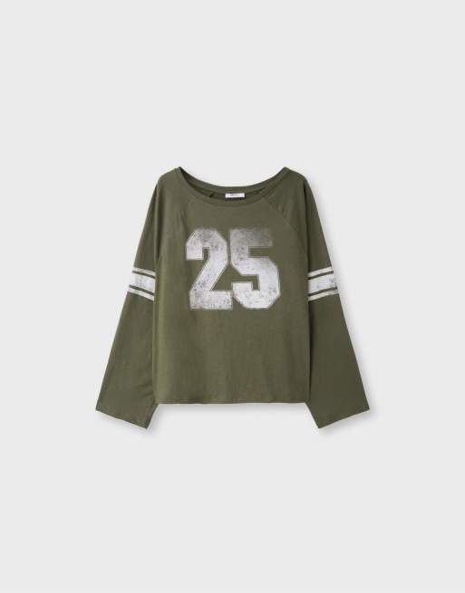 Stradivarius t-shirt med båtringning och långa ärmar med placerat tryck i khaki, 6 av 7