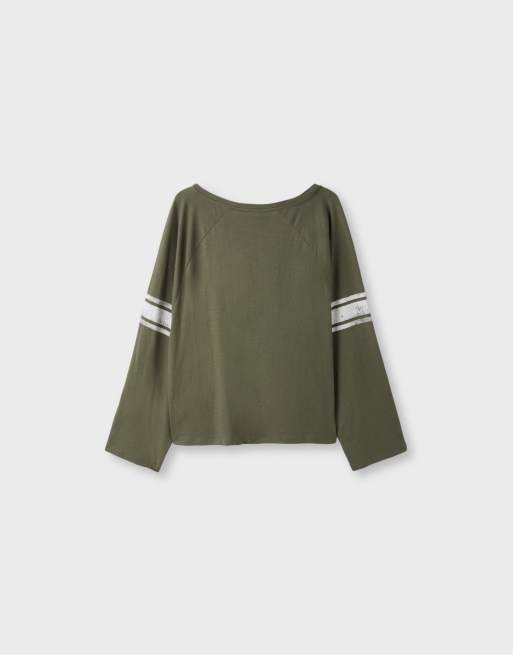 Stradivarius t-shirt med båtringning och långa ärmar med placerat tryck i khaki, 7 av 7
