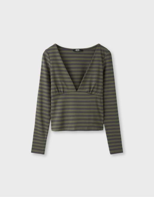 Stradivarius t-shirt med lång ärm och underbystskärning i khaki, 6 av 7