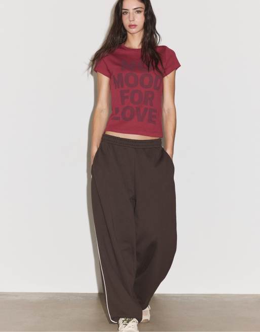 Stradivarius T-shirt med print og korte ærmer i mørkerød, 2 af 7