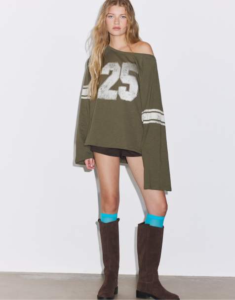 Stradivarius T-shirt met boothals en lange mouwen met print op de voorkant in kaki - view 1