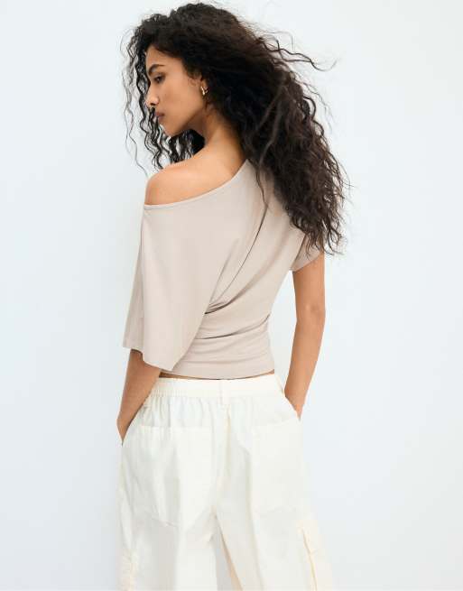 Stradivarius - T-shirt met korte mouwen en boothals in bruin, 3 van 4