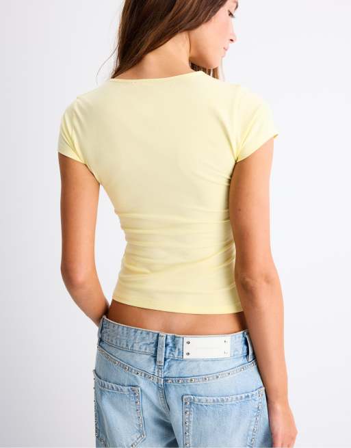 Stradivarius - T-shirt met korte mouwen en V-hals in pastelgeel, 3 van 4