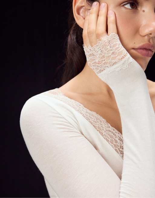 Stradivarius T-shirt met lange mouwen, V-hals en kasjmiermix in vanille, 5 van 7