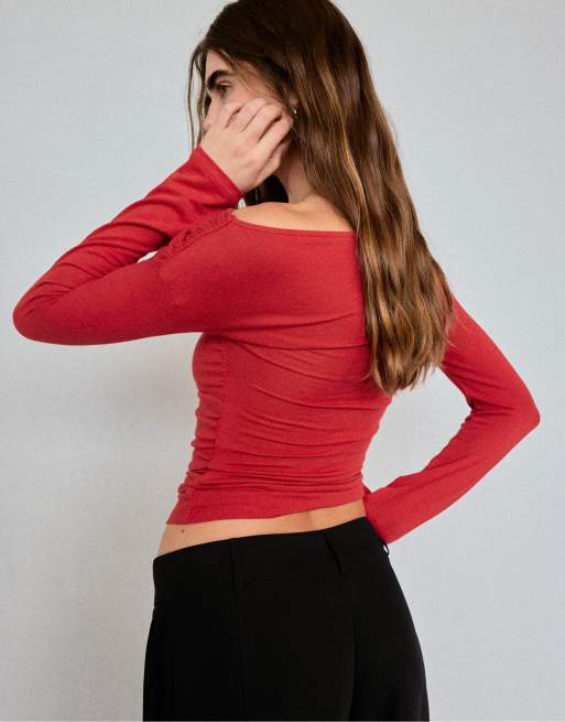 Stradivarius T-shirt met overslag en boothals in rood, 3 van 7