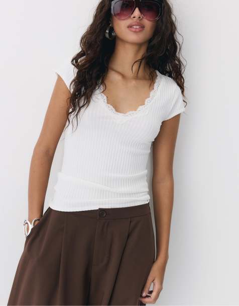 Stradivarius - T-shirt met V-hals met kanten rand en korte mouwen in ecru - view 1