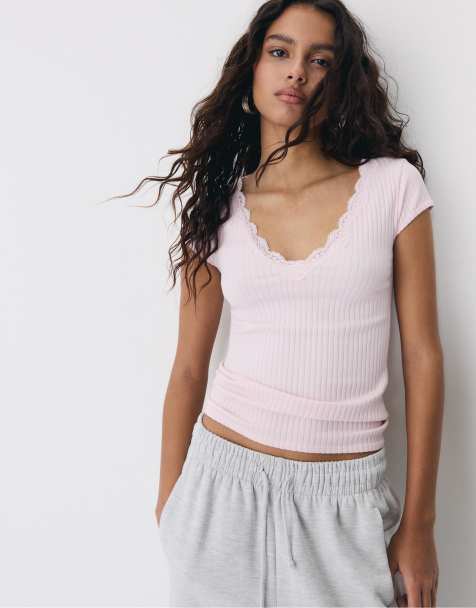 Stradivarius - T-shirt met V-hals met kanten rand en korte mouwen in zalmroze - view 1