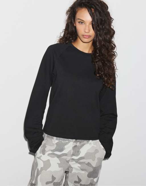 Stradivarius T-Shirt mit Rundhalsausschnitt und langen Ärmeln in Schwarz, 5 von 6