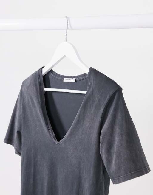 Stradivarius – T-Shirt mit V-Ausschnitt und wattierter Schulter in grauer Acid-Waschung