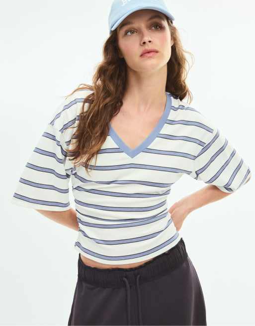 Stradivarius T-shirt rayé à col V et manches kimono bleu ciel, 2 de 6
