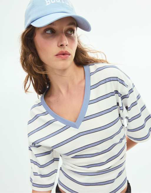 Stradivarius T-shirt rayé à col V et manches kimono bleu ciel, 4 de 6