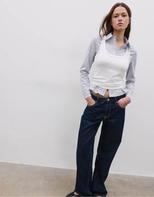 Stradivarius - Taillierte Hemdbluse in Perlgrau mit Unterbrustnaht