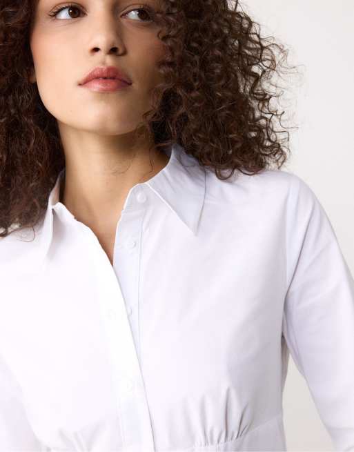 Stradivarius – Taillierte Hemdbluse in Weiß mit Unterbrustnaht, 4 von 4