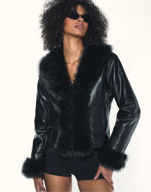 Stradivarius taillierte Jacke in Lederoptik mit faux-fur-Kragen in Schwarz, 2 von 7