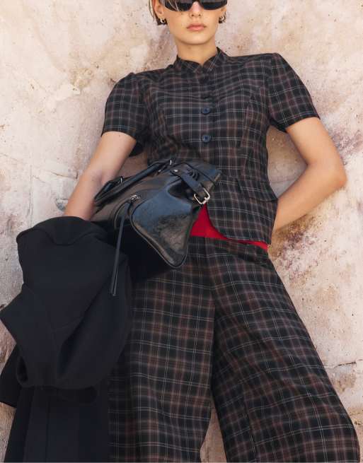 Stradivarius Tailored barrel trousers in black, 4 of 7