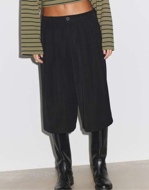 Stradivarius Tailored bermuda shorts in black, 2 of 7
