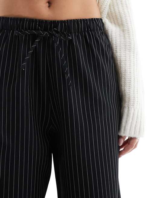 Stradivarius tailored pull on trouser in black pinstripe, 5 of 5