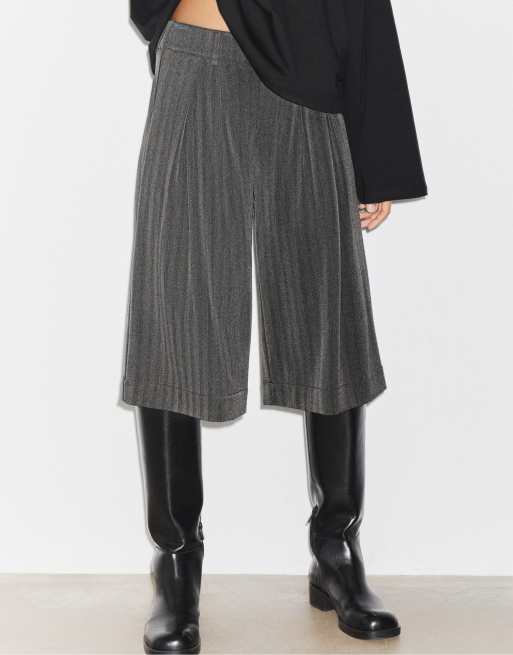 Stradivarius Tailored suede bermuda shorts in dark grey, 2 of 7