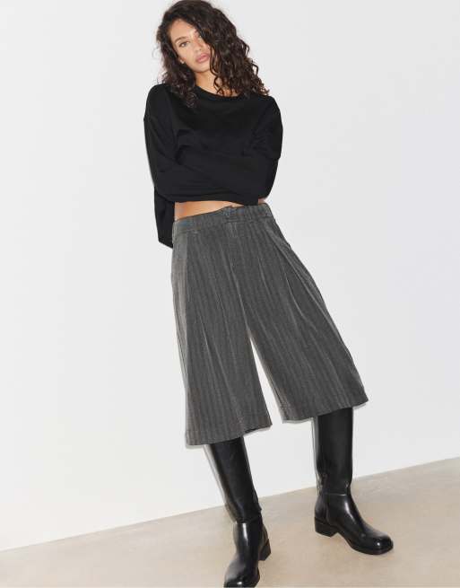 Stradivarius Tailored suede bermuda shorts in dark grey, 5 of 7
