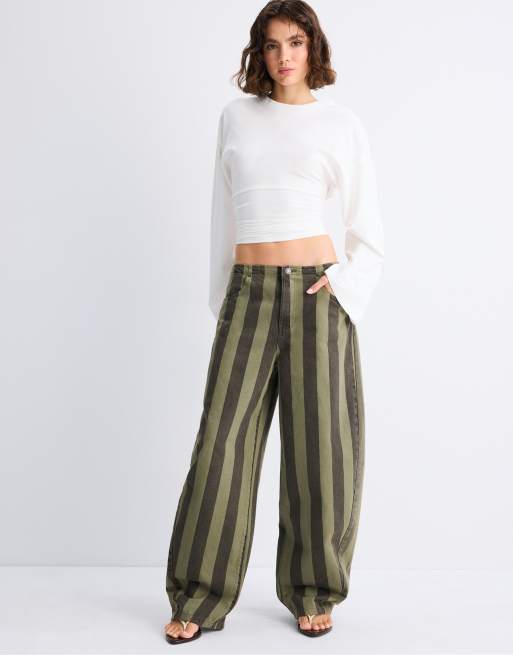 Stradivarius Tall barrel-fit jeans med justering bagpå i khaki, 5 af 7