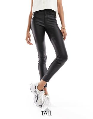 Stradivarius Tall - Beschichtete, enge Jeans mit Push-up-Effekt in Schwarz