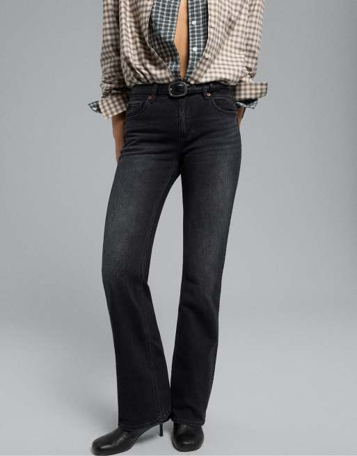Stradivarius Tall Bootcut-Jeans mit Gürtel in schwarzer Denim-Waschung, 2 von 7