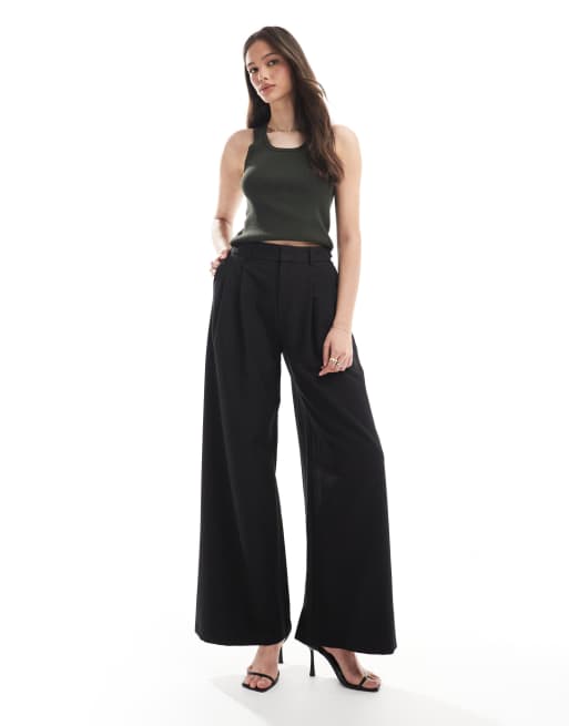 Stradivarius Tall - Broek met plooien en wijde pijpen in zwart