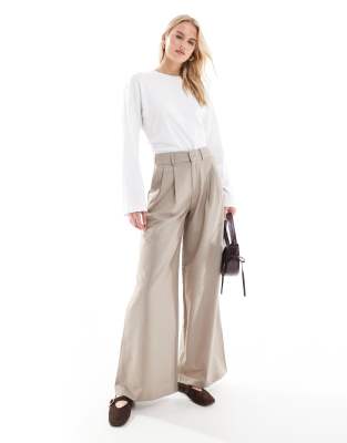 Stradivarius Tall - Bundfaltenhose in Taupe mit weitem Bein-Neutral