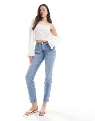 Stradivarius Tall - D10 - Slim-Fit-Mom-Jeans in mittlerer Waschung-Blau