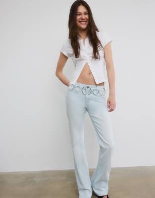 Stradivarius Tall - D67 - Bootcut-Jeans in heller Bleichwaschung mit schmalem Schnitt-Blau