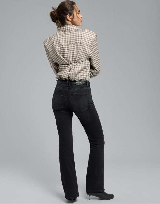 Stradivarius Tall d68 bootcut-jeans med bælte i sort denimvask, 4 af 7