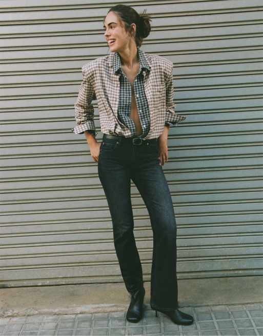Stradivarius Tall d68 bootcut-jeans med bælte i sort denimvask, 5 af 7