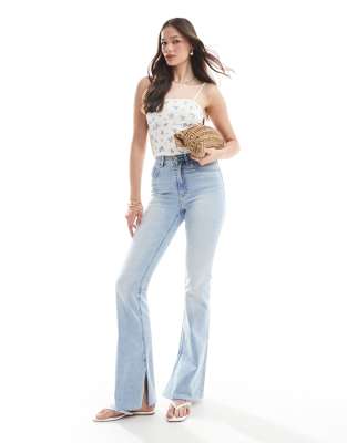 Stradivarius Tall - D74 - Schlagjeans in heller Waschung mit Saumschlitz-Blau