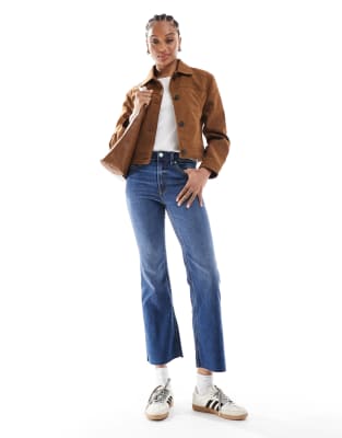 Stradivarius Tall - D78 - Ausgestellte Cropped-Jeans in mittelblauer Waschung