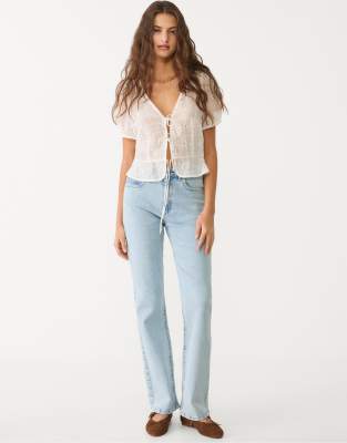 Stradivarius Tall - D98 - Gerade geschnittene Jeans in Hellblau mit Vintage-Effekt