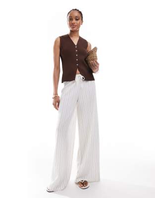 Stradivarius Tall - Gestreifte Hose in weißer Leinenoptik mit weitem Bein-Bunt