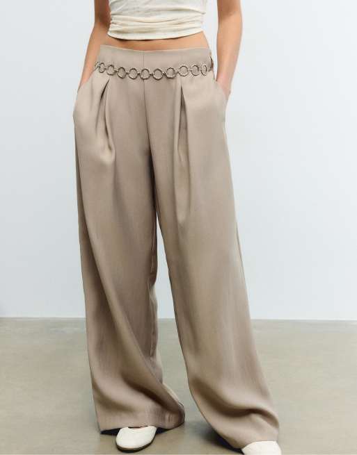 Stradivarius Tall – Hose aus Lyocell in Braun mit Abnähern und Kettendetail, 2 von 4