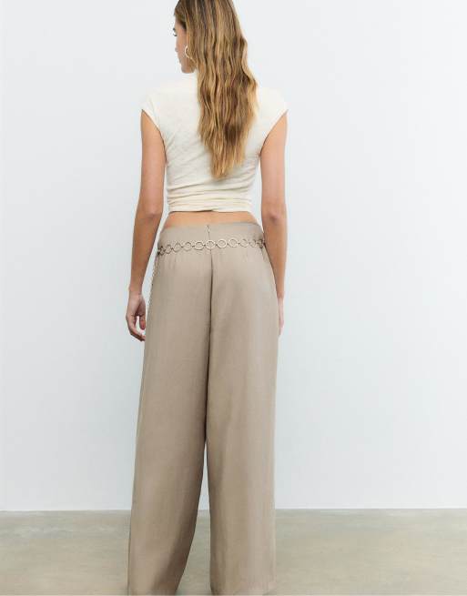 Stradivarius Tall – Hose aus Lyocell in Braun mit Abnähern und Kettendetail, 3 von 4