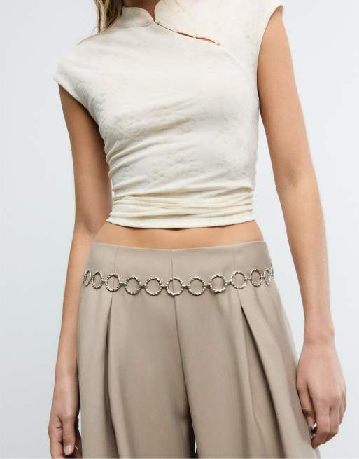 Stradivarius Tall – Hose aus Lyocell in Braun mit Abnähern und Kettendetail, 4 von 4