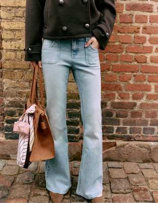 Stradivarius Tall - Jeans in mittlerem Hellblau mit niedrigem Bund und Ziernaht an den Taschen