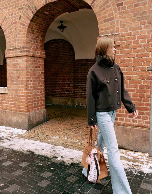 Stradivarius Tall - Jeans met lage taille en zak met naaddetail in medium lichtblauw denim, 2 van 3