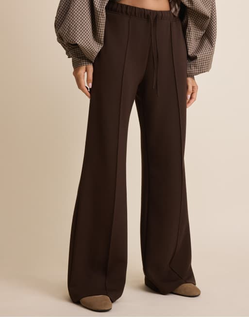 Stradivarius Tall joggerbukser med brede ben og blød overflade med frontsøm i brun, 2 af 7