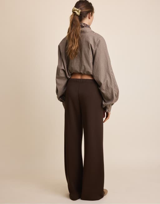 Stradivarius Tall Joggerhose mit weichem Griff, weitem Bein und Frontnahtdetail in Braun, 3 von 7