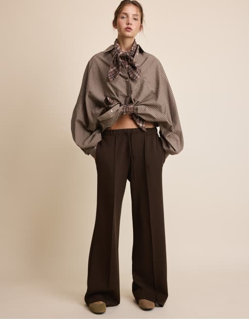 Stradivarius Tall Joggerhose mit weichem Griff, weitem Bein und Frontnahtdetail in Braun, 5 von 7