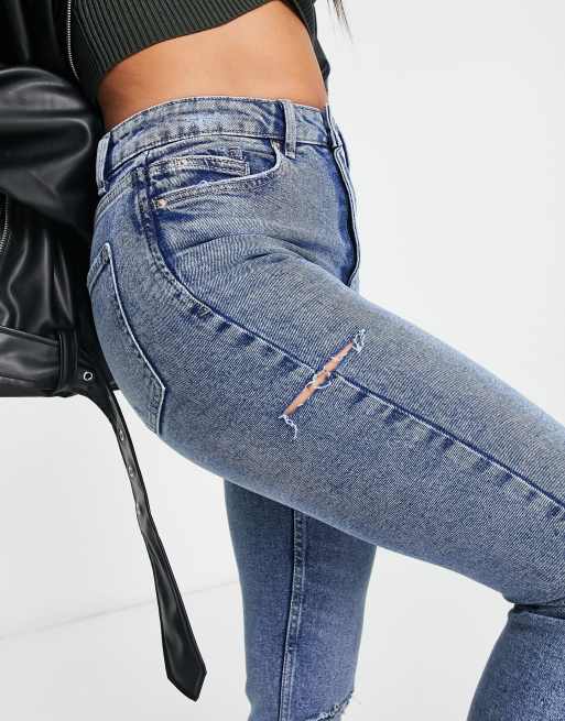 Stradivarius Tall – Mellanblå smala mom jeans med stretch och slitna detaljer , 3 av 4