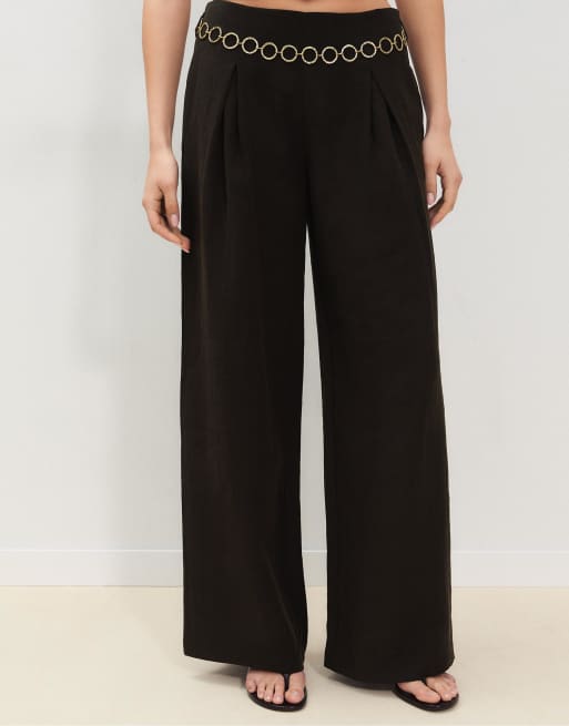 Stradivarius Tall - Pantaloni in lyocell con pinces e dettaglio a catena marroni