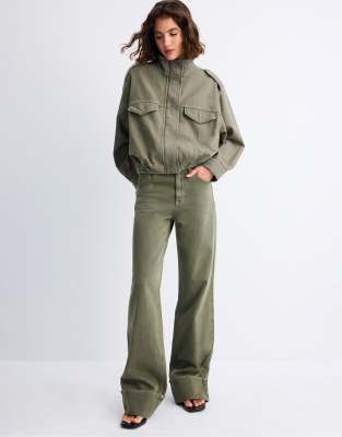 Stradivarius Tall raka vida jeans i khaki — byxor med fickor från ASOS