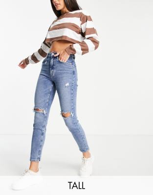 Stradivarius Tall - Schmal geschnittene Mom-Jeans mit Stretch und Rissen in authentischem Blau