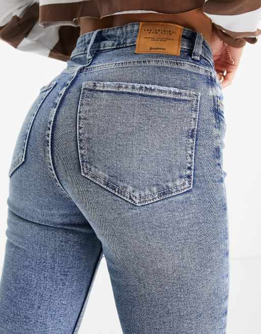Stradivarius Tall – Schmal geschnittene Mom-Jeans mit Stretch und Rissen in authentischem Blau, 2 von 4